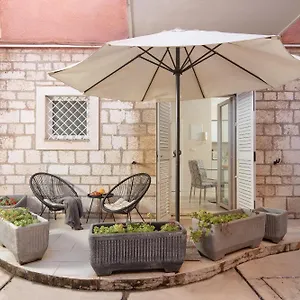 modern-1-bedroom-apartment-in-historic-old-town.hotelinzadar.com/